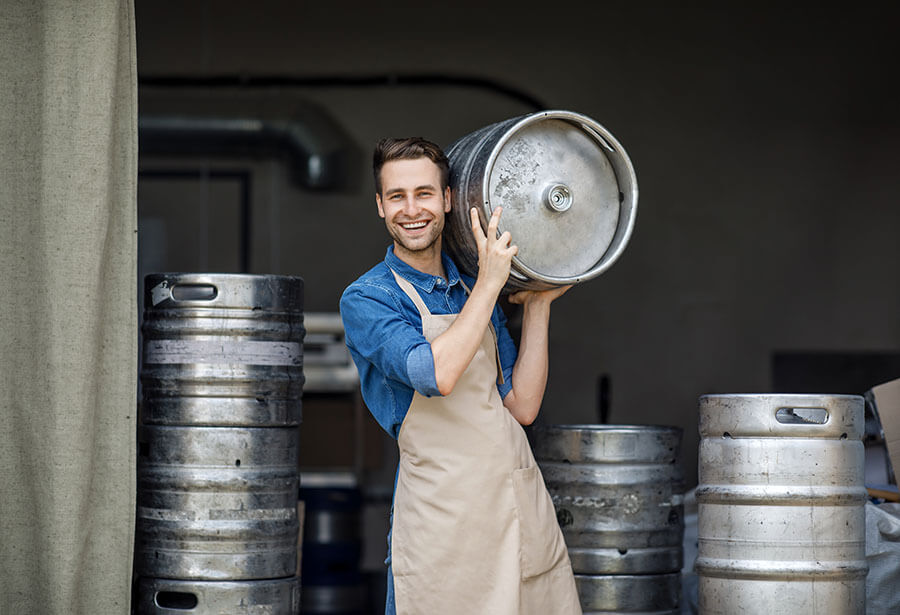 A cerveja armazenada sob pressão ficou conhecida como chopp